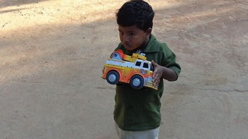 Mainan favorit seorang anak di India yang orang tuanya bergaji USD 245 per bulan. Foto: Gapminder