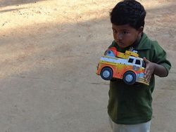 Potret Menarik Perbandingan Mainan Anak Miskin dan Kaya