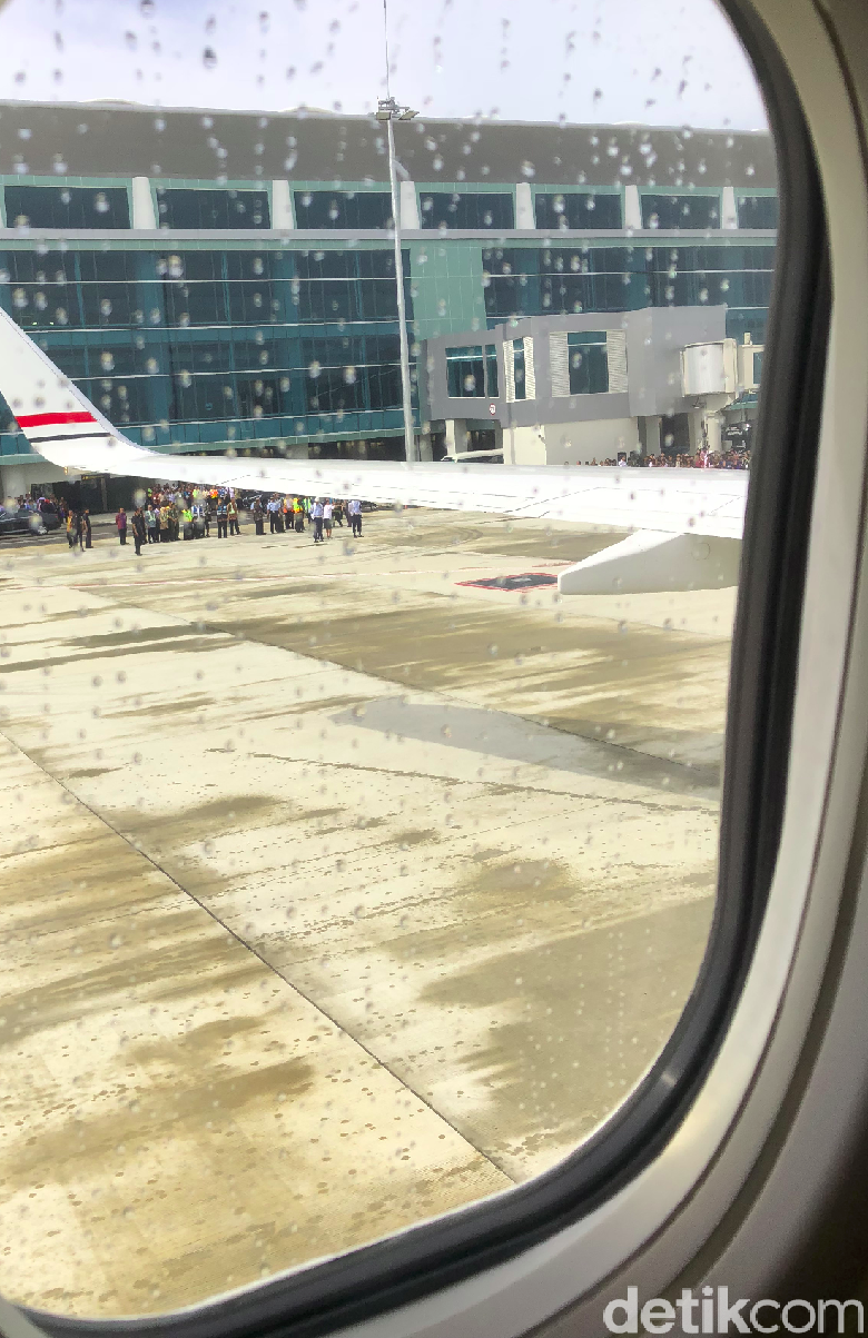Pesawat yang Dinaiki Jokowi dapat Water Salute di Kertajati Pesawat yang Dinaiki Jokowi dapat Water Salute di Kertajati