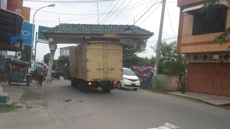 Viral Gapura Nyangkut di Atas Truk dan Ikut Jalan-jalan Viral Gapura Nyangkut di Atas Truk dan Ikut Jalan-jalan