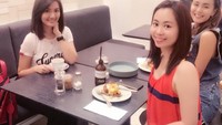 Bersama dua rekannya, Asty hangout sambil santai di salah satu kafe. Ia memilih segelas kopi untuk menemaninya. Foto: Instagram @asty_ananta