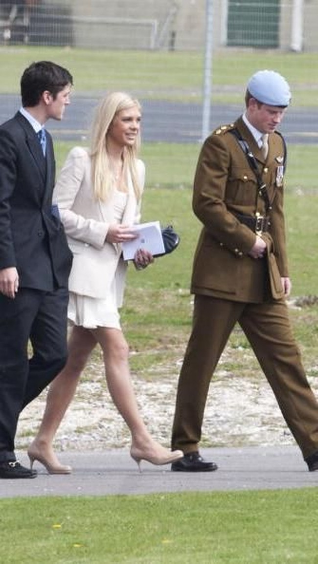 Meski hubungan keduanya putus-nyambung, namun Chelsy tumbuh dewasa bersama Pangeran Harry. Wanita berambut panjang itu bahkan hadir saat Pangeran Harry lulus dari sekolah pilotnya di 2010.  Foto: Getty Images