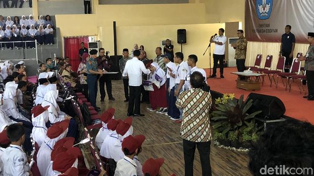 Jokowi di Hadapan Pelajar SMA: Jangan Saling Fitnah di Medsos