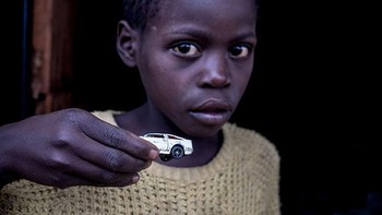 Seorang anak di Zimbabwe dengan mobil-mobilan kesayangannya. Orang tuanya menghasilkan USD 41 per bulan. Foto: Gapminder