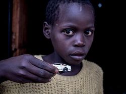 Potret Menarik Perbandingan Mainan Anak Miskin dan Kaya