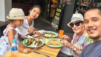 Mengunjungi Sydney. Tjok Gus dan keluarga pun menyantap sajian seafood enak di Kirribilli Seafoods. Hmm, enak! Foto: Instagram @tjokgus