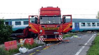 Rangkaian kereta penumpang bertabrakan dengan sebuah truk di wilayah Pidemont, Italia pada Rabu (23/5) malam waktu setempat. Foto: REUTERS/Massimo Pinca