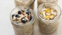 Supaya tak terburu-buru saat sahur, malam harinya Anda bisa membuat overnight oat. Oat yang dicampur susu dan yogurt ini juga enak ditambahkan buah segar dan kacang-kacangan. Foto: Istimewa