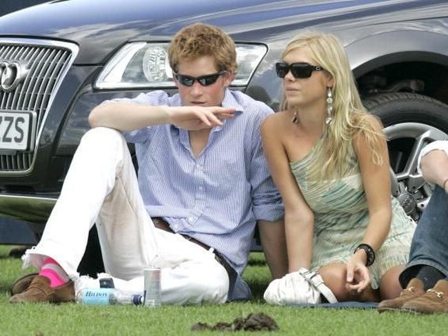 Chelsy pertama kali bertemu dengan Pangeran Harry di Zimbabwe. Saat itu Pangeran Harry baru lulus SMA dan menghabiskan masa liburannya di Afrika, tepatnya di villa milik ayah Chelsy. Foto: Getty Images