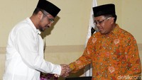 Dalam kunjungannya kali ini Abraham Samad bersilahturahmi dengan Presiden PKS Sohibul Imam sambil berkomunikasi politik. Mau jadi Capres?  