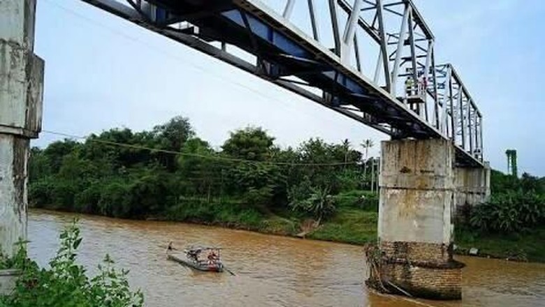 Jatuh Saat Gendong Pacar Sambil Meniti Jembatan, Pria Ini Tewas