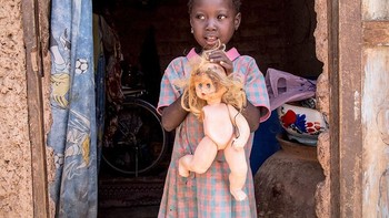Dengan orang tua penghasilannya USD 45 per bulan, mainan favorit anak di Burkina Faso ini adalah sebuah boneka rusak. Foto: Gapminder