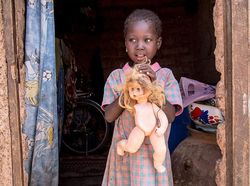 Potret Menarik Perbandingan Mainan Anak Miskin dan Kaya