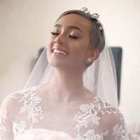 Model dengan ciri khas rambut pixie itu tidak menggunakan eyeshaow berwarna. Kimmy hanya menggunakan eyeshadow silver dan lipstik nude pink. Foto: Instagram/Kimmy Jayanti & Dipusmakeup