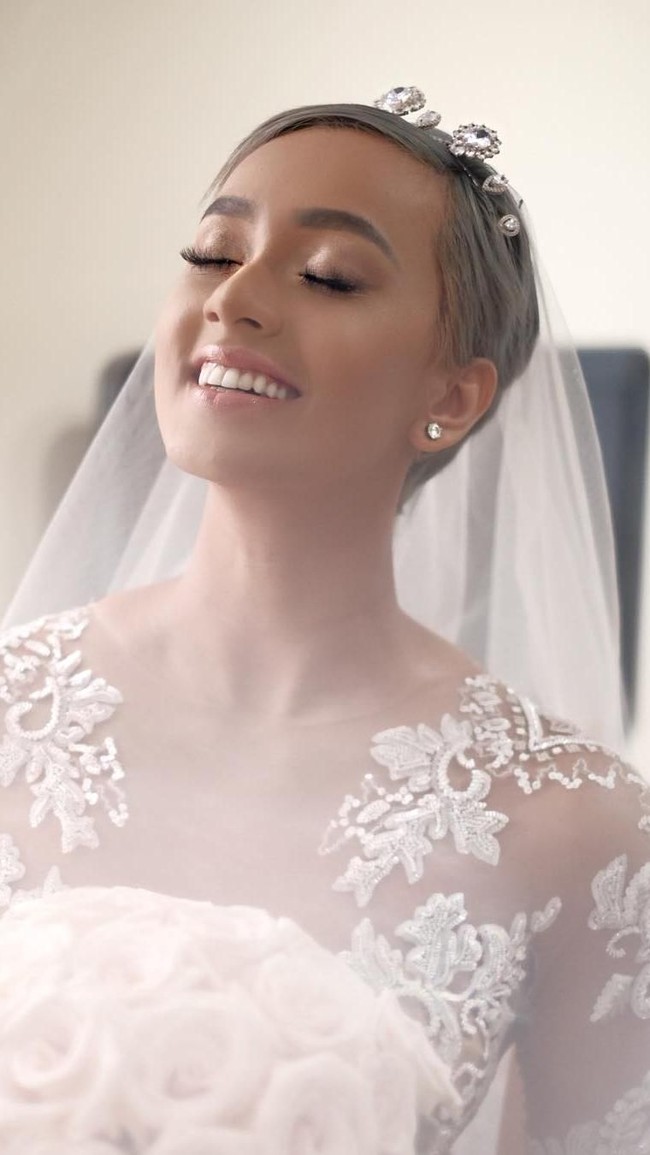 Model dengan ciri khas rambut pixie itu tidak menggunakan eyeshaow berwarna. Kimmy hanya menggunakan eyeshadow silver dan lipstik nude pink. Foto: Instagram/Kimmy Jayanti & Dipusmakeup