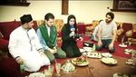 Intip Gaya Asyik Ustaz Tampan, Ahmad Al Habsyi saat Makan Hidangan Timur Tengah