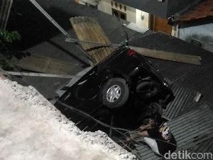 Foto: Mobil Terjun Bebas dari Parkiran Pasar di Jaktim