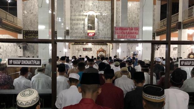 Jokowi Salat Tarawih di Masjid Agung Cilumus Kuningan