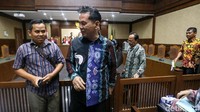 Atas dakwaan itu, Abdul Latif mengaku keberatan, namun tak mengajukan eksepsi.