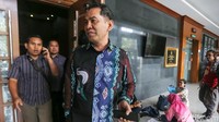 Abdul Latif meninggalkan Pengadilan Tipikor usai menjalani sidang dengan agenda dakwaan.