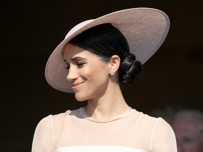 Bicara soal perhiasan, tampak sepasang anting berlian bermotif floral dari Vantugen menghiasi telinga bintang serial Suits ini. (Foto: Getty Images)