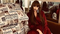 Ia pun menjadi idola bagi para pria. Foto: Dok. Instagram/aurakasih