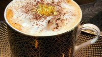 Menikmati secangkir kopi premium, dengan bubuhan emas 24 karat yang menyatu di dalam kopi. Foto: Istimewa