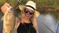 Dalam beberapa unggahannya di media sosial, cukup banyak juga nih foto-foto dirinya yang sedang memancing. (Foto: Instagram/chelsydavy)