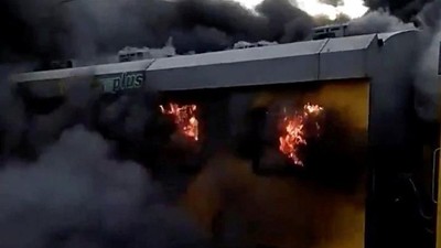 Foto: Kobaran Api dan Asap Tebal Saat Kereta Terbakar di Afrika