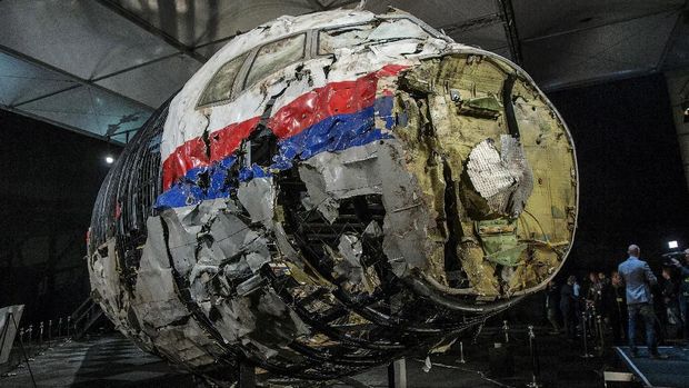 FILE PHOTO: The reconstructed wreckage of Malaysia Airlines flight MH17 which crashed over Ukraine in July 2014 is seen in Gilze Rijen, Netherlands, October 13, 2015. REUTERS/Michael Kooren