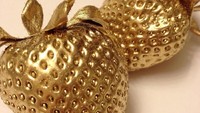 Dilapisi dengan lelehan emas 24 karat, buah strawberry ini terlihat sempurna dan menarik. Foto: Istimewa