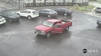 Setelah itu dia mengejar SUV yang berusaha kabur. Sebelum berhasil kabur, SUV tersebut tampak dipukul dengan palu bagian kaca belakangnya (Foto: Dok. ABC News)