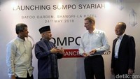 Rachman Mustafa Head of Sharia Unit, Achmad Riawan Amin Ketua Dewan Pengawas Syariah, Eric Nemitz CEO Sompo Insurance dan Tatsuya Kuroki Vice President Director Sompo Indonesia berbincang saat peluncuran unit syariah di Jakarta, Kamis (24/5/2018).