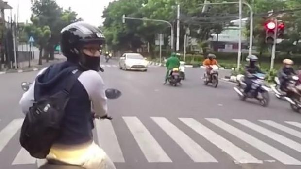 Back In Action! Viral Emak-emak Pemotor Terobos Lampu Merah Gandaria