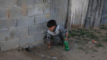 Anak di Palestina mainan favoritnya botol plastik. Orang tuanya berpenghasilan USD 112 per bulan. Foto: Gapminder