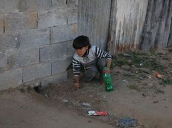 Potret Menarik Perbandingan Mainan Anak Miskin dan Kaya