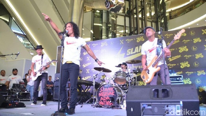 Peluncuran sepatu Slank Perfoam