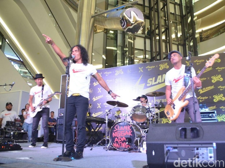 Sebelum Konser, Slank Kunjungi Pesantren di Aceh Sebelum Konser, Slank Kunjungi Pesantren di Aceh