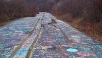 Jalanan yang penuh grafiti ini ada di Kota Centralia, 177 km dari Philadephia, Pennsylvania, Amerika Serikat. Terbengkalai keberadaannya dan dikenal sebagai Graffiti Highway (CNN/Instagram)