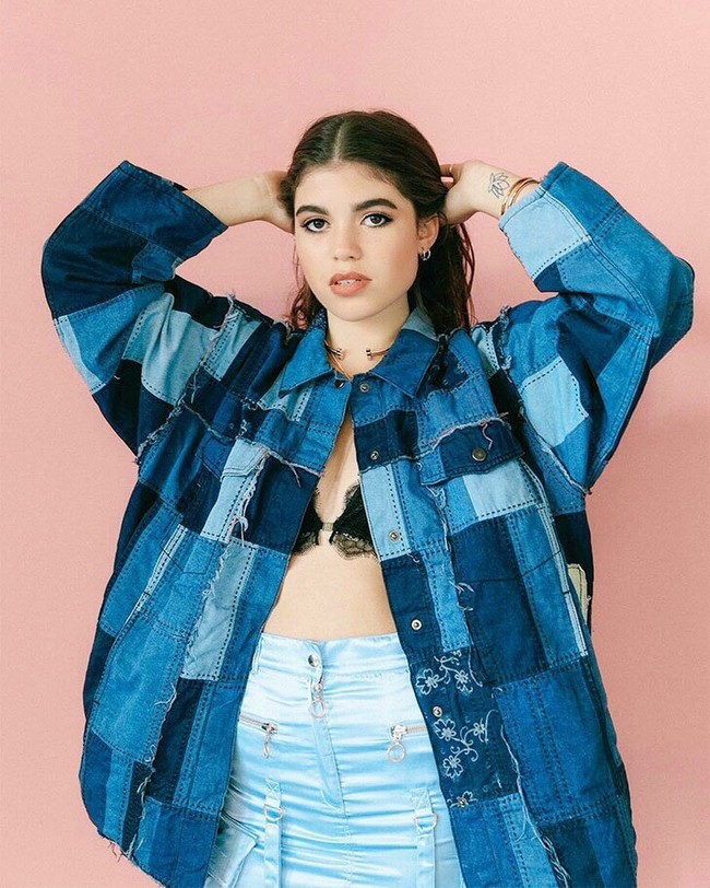 Gaya grunge seksi yang unik kerap menjadi andalan Molly. Dalam sebuah unggahan di Instagram, Molly berpose dengan jaket denim oversized bergaya patchedwork yang membungkus bralet hitamnya yang seksi. (Foto: Instagram/Molly Moorish)