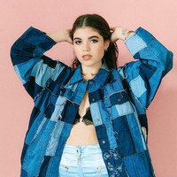 Gaya grunge seksi yang unik kerap menjadi andalan Molly. Dalam sebuah unggahan di Instagram, Molly berpose dengan jaket denim oversized bergaya patchedwork yang membungkus bralet hitamnya yang seksi. (Foto: Instagram/Molly Moorish)