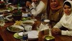 Intip Gaya Asyik Ustaz Tampan, Ahmad Al Habsyi saat Makan Hidangan Timur Tengah