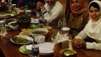 Kali ini ustaz asal Palembang itu terlihat sedang memakan beragam sajian tradisional. Kalau dilihat dari adanya bakul nasi, bisa dipastikan kalau sajian yang ada merupakan sajian khas Sunda. Foto: Instagram @tika_darul  