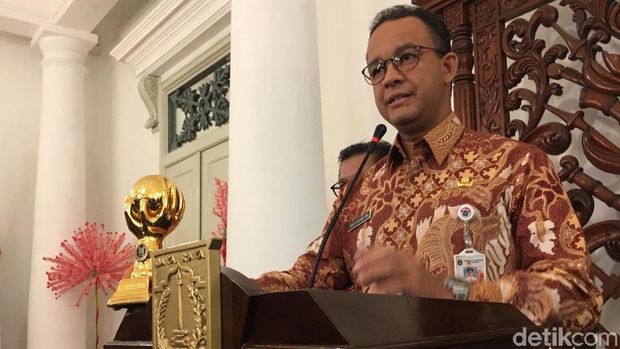 Anies Pamerkan Penghargaan Jaminan Kesehatan dari Jokowi