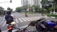 Video emak-emak naik motor dan menerebos lampu merah Gandaria City, Jakarta Selatan, viral di sosial media. Tanpa berpikir panjang, emak-emak itu menerobos lampu merah dan bahkan berbelok ke arah kanan. Peristiwa terjadi pada Minggu (20/5) lalu. Aksi emak-emak dianggap bisa membahayakan dirinya dan juga orang lain. (Foto: Screenshot Video)