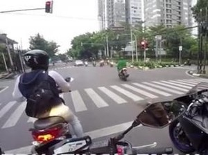 Cerita Ngerinya Pemotor Lihat Emak-emak Terobos Lampu Merah Gandaria