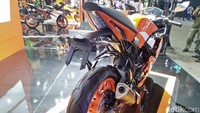 Perbedaan paling signifikan di motor ini ialah menggunakan side muffler. Kalau versi terdahulu ia di bawah engine. Sehingga dari peforma suara jauh lebih baik, ujar Kristianto Goenadi, Presiden Direktur PT Penta Jaya Laju Motor kepada wartawan di Jakarta Fair Kemayoran, JIExpo Kemayoran, Jakarta. Foto: Ruly Kurniawan