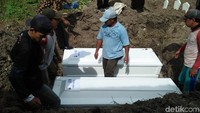 Tiga jenazah bombes Surabaya akhirnya dimakamkan di pemakaman umum MR X, Jalan Magersari, Sidoarjo. Ketiga jenazah tersebut antara lain Dita Oepriarto dan kedua putranya, FH dan YF. Pemakaman ini tanpa dihadiri pihak keluarga. (Foto: Suparno/detikcom)