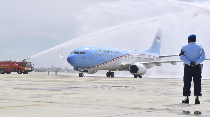 Water Salute Pesawat Kepresidenan di Bandara Kertajati