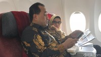 Menteri Perhubungan bersama anggota komisi V DPR RI, Neng Eem Marhamah usai meninjau bandara Kertajati, Majalengka, Jawa Barat bersama anak yatim dengan pesawat yang sama.